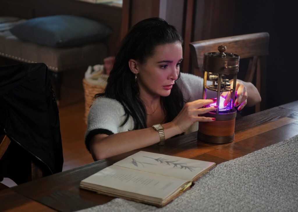Bess gets ghosted on Nancy Drew